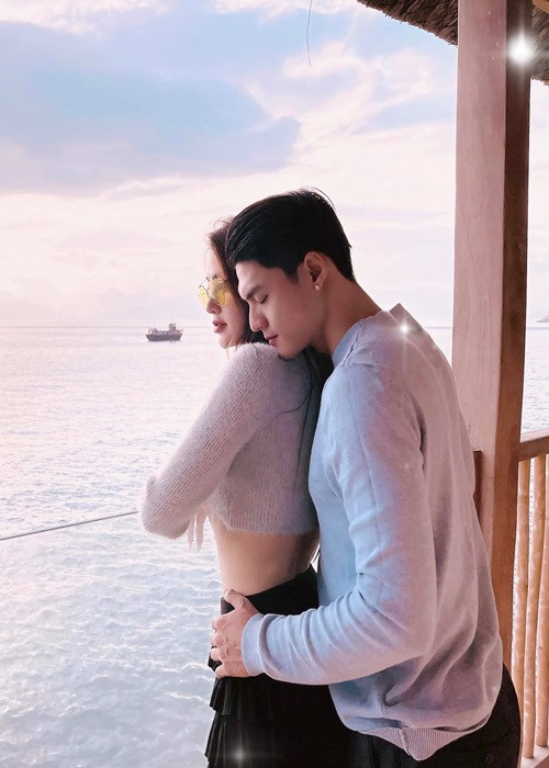 Trên mạng xã hội, Linh Chi và Lâm Vinh Hải nhiều lần nói lời ngọt ngào dành cho nhau. Cả hai còn chia sẻ không ít khoảnh khắc tình tứ bên nhau trong những chuyến du lịch, gặp gỡ bạn bè, sự kiện.