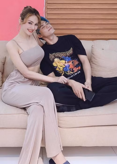 Linh Chi từng chia sẻ dự định năm 2021 sẽ có con với Lâm Vinh Hải. “Khi con lớn khoảng 2,3 tuổi sẽ tổ chức đám cưới vì bây giờ cả hai chỉ mới đăng ký kết hôn, tôi muốn con sẽ dự đám cưới của ba mẹ”, cô nói.