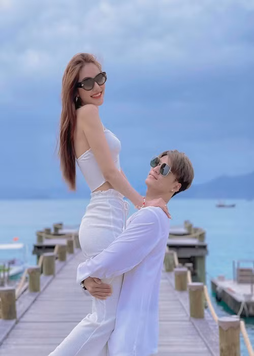 Linh Chi kể về lần cả hai tạm xa nhau, nam vũ công về nhà mẹ đẻ, không ăn không uống, đi cạo đầu và chỉ ở trong phòng. Gia đình Lâm Vinh Hải nhờ Linh Chi giúp anh vực dậy tinh thần. Lâm Vinh Hải chia sẻ: “Cả hai quyết định sẽ bước tiếp cùng nhau, như là không thể sống thiếu nhau được”.