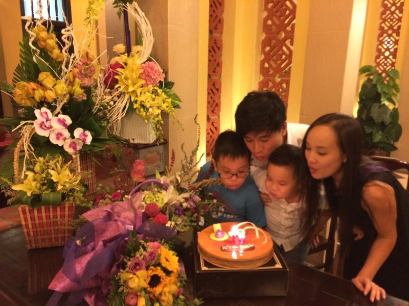 Hai vợ chồng Tấn Minh thỉnh thoảng lại rủ nhau đi xe đạp điện đi xem phim. Khi có thời gian rỗi, cả nhà cặp đôi nghệ sĩ lại đi du lịch.