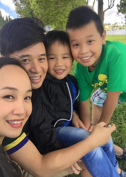 Thu Huyền từng chia sẻ, điều hạnh phúc nhất của cô là xong xuôi mọi công việc, trở về nhà lăn vào bếp để nấu cho chồng con những món ngon, dạy con học, ru cho con những làn điệu dân ca trước khi đi ngủ.