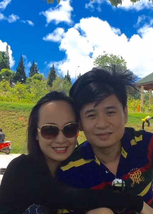 Thu Huyền chia sẻ, Tấn Minh không ngần ngại giúp vợ việc nhà. “Hôm nào tôi vướng việc thì ông xã sẽ về sớm nấu nướng. Hoặc hôm tôi mệt anh rửa bát. Chồng tôi thường xuyên chủ động giành rửa bát vì tôi đã đứng bếp. Những lúc như vậy, tôi ở cạnh tráng giúp để vợ chồng trò chuyện cho đỡ buồn", Thu Huyền chia sẻ trên Ngôi sao.