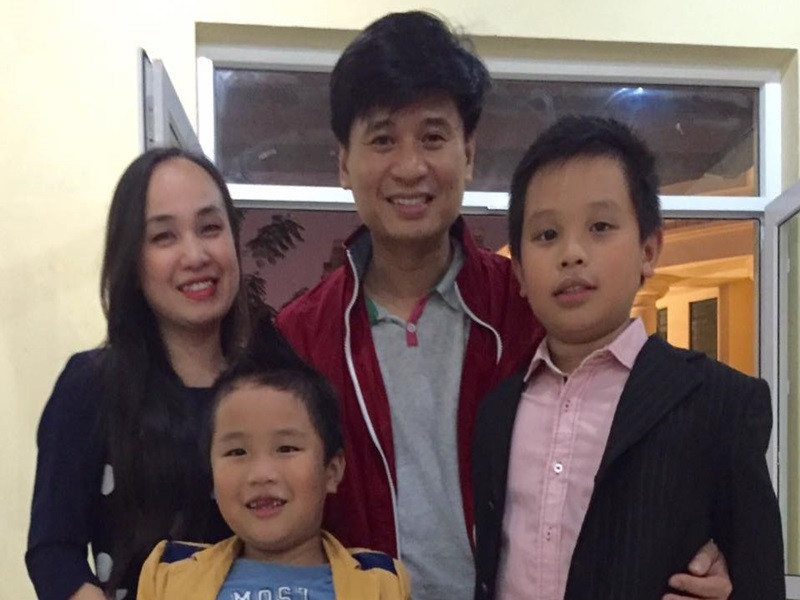 Tấn Minh từng tâm sự, hạnh phúc đôi khi giản đơn chỉ là khi mình biết cóp nhặt, chắt chiu, trân trọng từng mảnh vụn của đời sống, cả những niềm vui lẫn nỗi buồn đã chia sẻ cùng nhau.