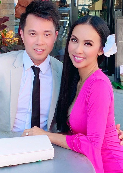 Mỹ nhân từng dính như sam với Đan Trường cho biết, cô giữ kín việc kết hôn trong 10 năm vì muốn bảo vệ cuộc sống thanh bình cho chồng và các con. Năm 2015, nữ MC công khai vì muốn cho ông xã danh phận chính thức sau nhiều năm.