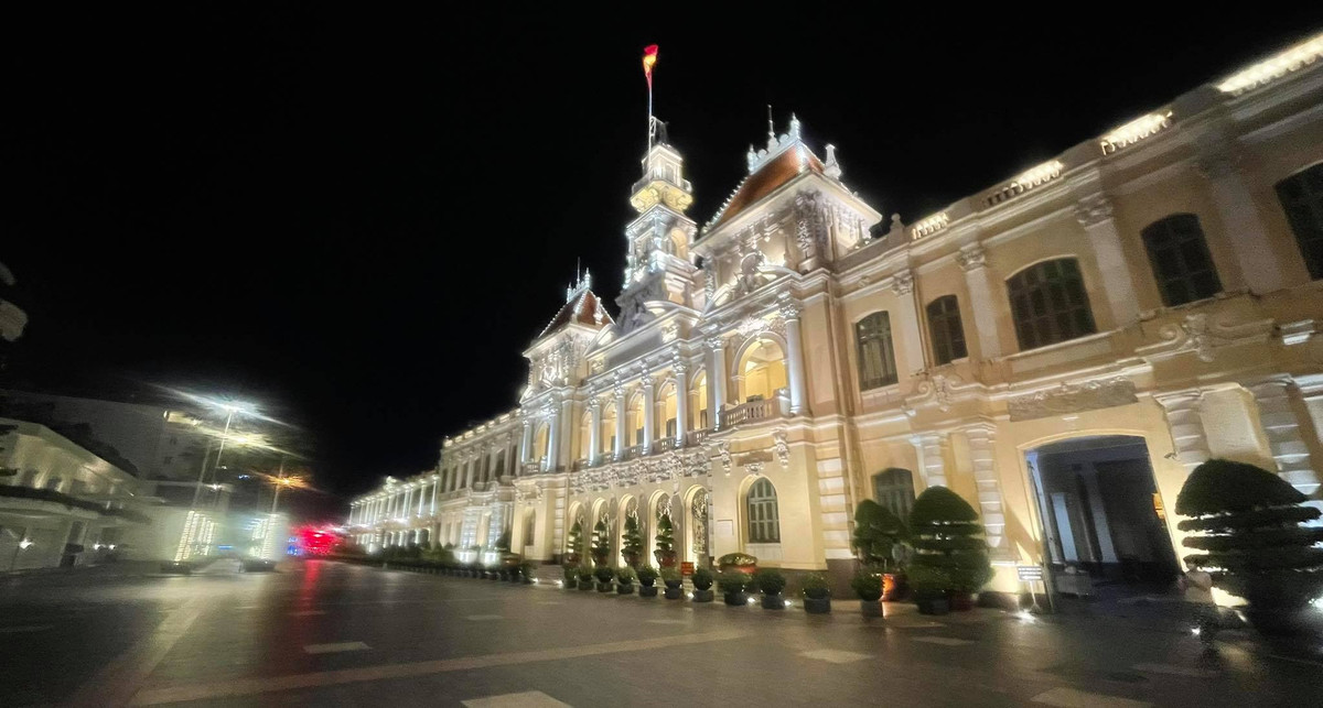 Trụ sở UBND TPHCM tối 26/7.