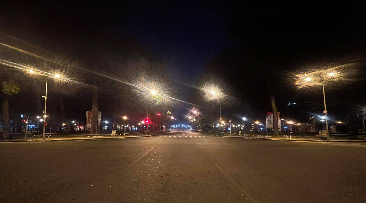 Các con đường ngoài lực lượng chức năng gần như không 1 bóng người.