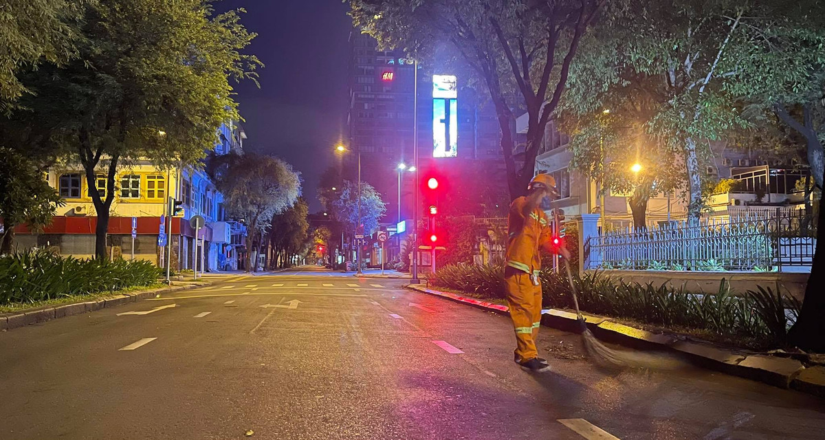 Đường phố Sài Gòn “lặng như tờ”, chỉ nghe tiếng chổi tre quét rác của công nhân vệ sinh đường phố.