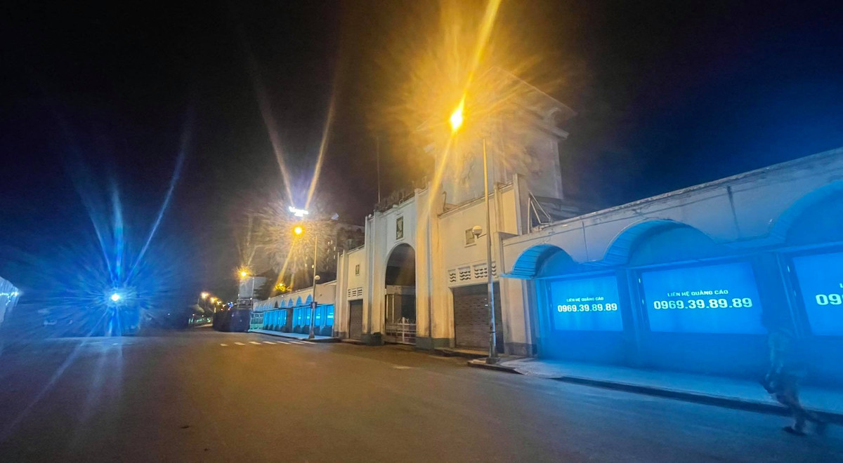 Chợ Bến Thành, biểu tượng “Hòn Ngọc Viễn Đông” lần đầu tiên im lìm khi mới chập tối.