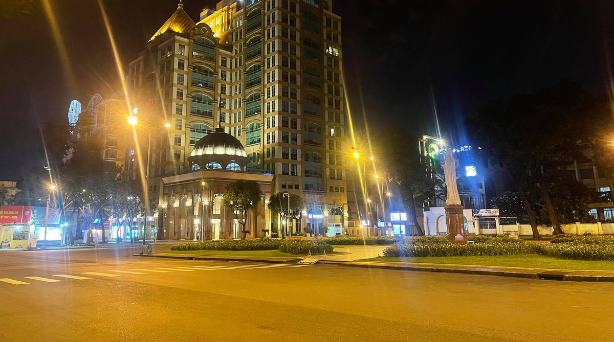 Các tuyến đường, khu vui chơi, trung tâm thương mại ở trung tâm Sài Gòn tĩnh lặng.