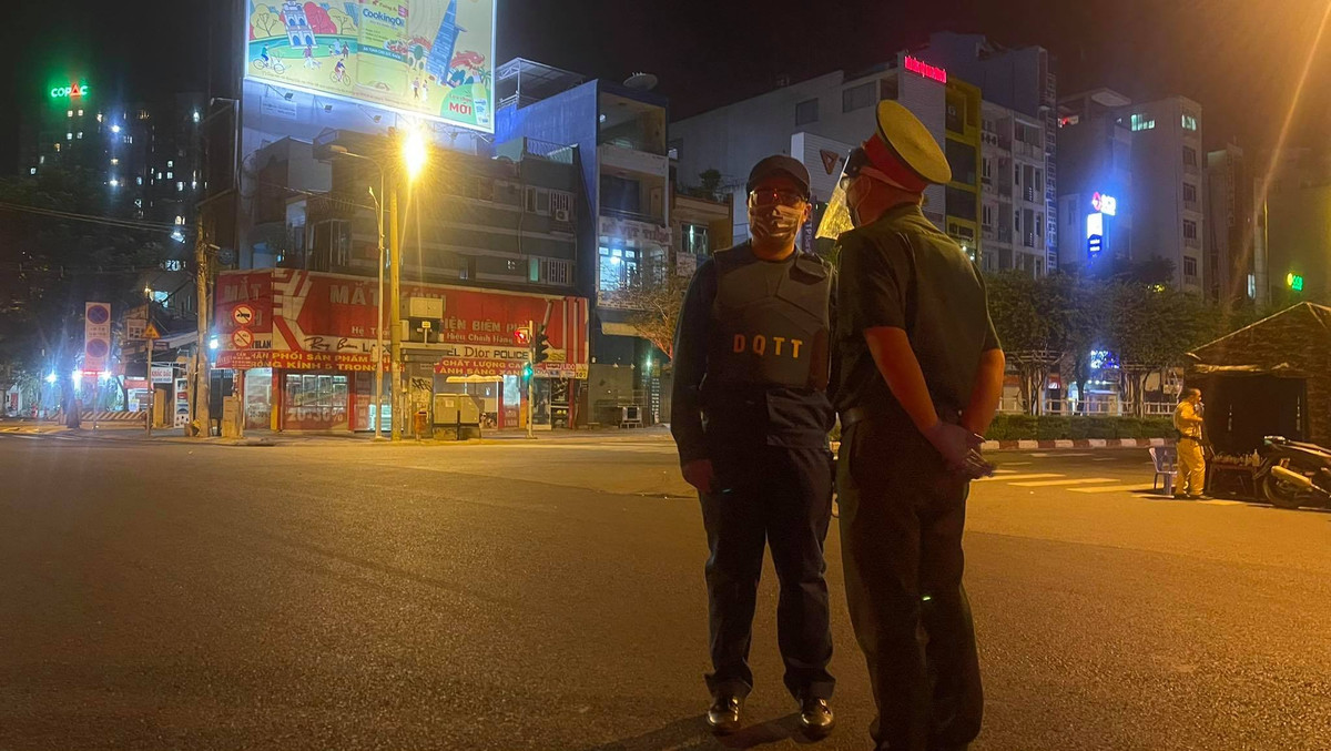 Lực lượng công vụ có mặt khắp nơi để xử lý người vi phạm chỉ thị chống dịch.