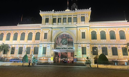 Bưu điện TPHCM chỉ còn nhân viên làm việc.