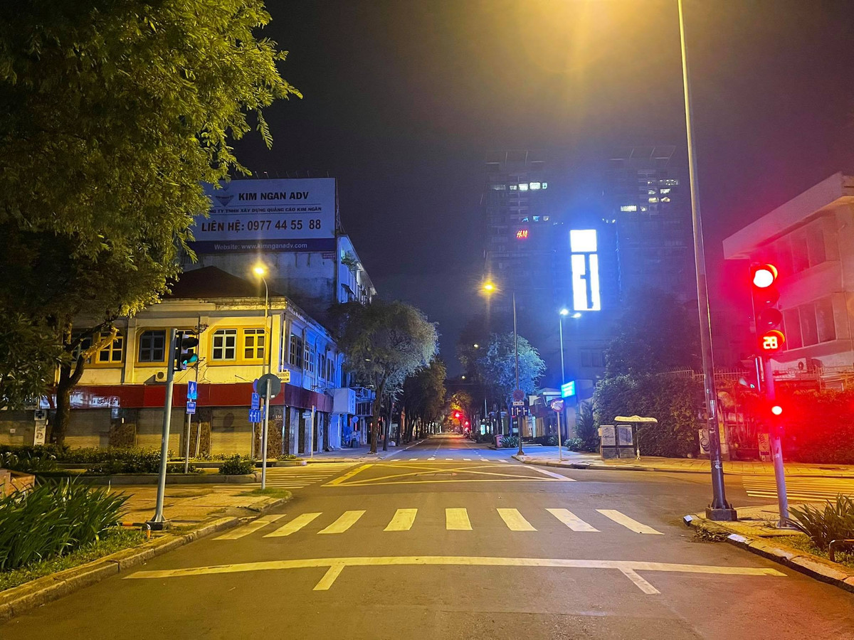 Khắp đường phố Sài Gòn không bóng người và phương tiện trong tối đầu tiên TP.HCM thực hiện phong tỏa nghiêm ngặt; dừng tất cả các hoạt động từ 6h tối hôm trước đến 6h sáng hôm sau.