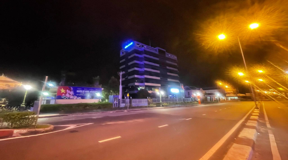 Phố lên đèn mọi người cũng tuân thủ việc không ra đường khi không thực sự cần thiết.