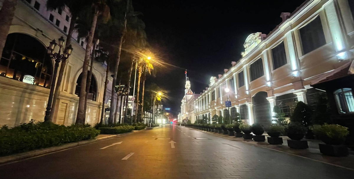 Người dân nghiêm túc chấp hành chỉ thị, quyết tâm cùng chính quyền ngăn chặn, đẩy lùi COVID-19.