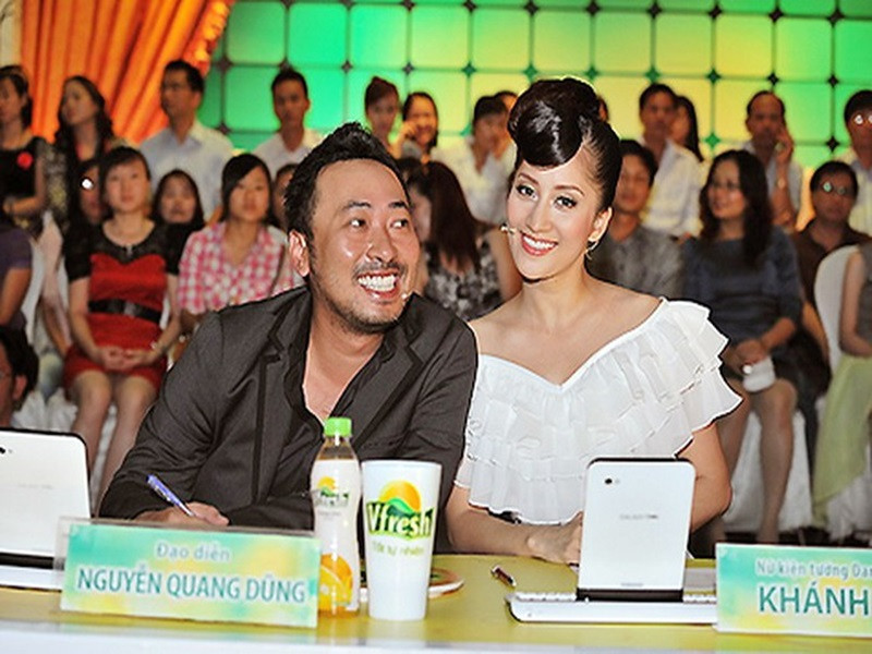 Cô nói: “Thật ra chúng tôi đã thích nhau ba năm rồi, ngay từ khi làm Bước nhảy hoàn vũ mùa đầu tiên cơ, lần đầu gặp đã có cảm tình với nhau. Lúc đó anh ấy có bạn gái khác, nhưng cái phiêu của hai đứa với nhau là có. Lúc đó tôi có những vấn đề về nghề nên hay gọi điện hỏi han, rồi bẵng đi vài tháng tôi cũng chẳng hỏi nữa. Đến một ngày, tôi cảm thấy ngạc nhiên, sốc nhất là khi đến nhà bạn tôi chơi, anh ấy mở piano ra, tự chơi một bản nhạc và hát. Hình ảnh đó làm tôi… choáng, không nghĩ một gã xù xì như thế lại có thể làm được những điều đấy. Tôi bị đánh gục hoàn toàn từ giây phút đó”. Ảnh: Giáo dục Việt Nam