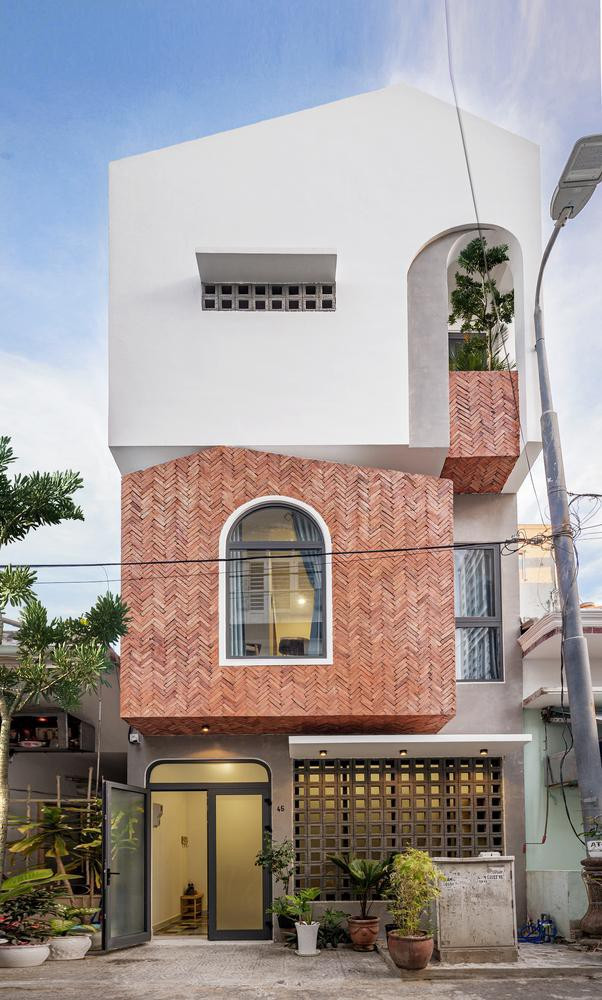 Một thiết kế mặt tiền sử dụng gạch gốm để tạo điểm nhấn đáng để tham khảo khác.