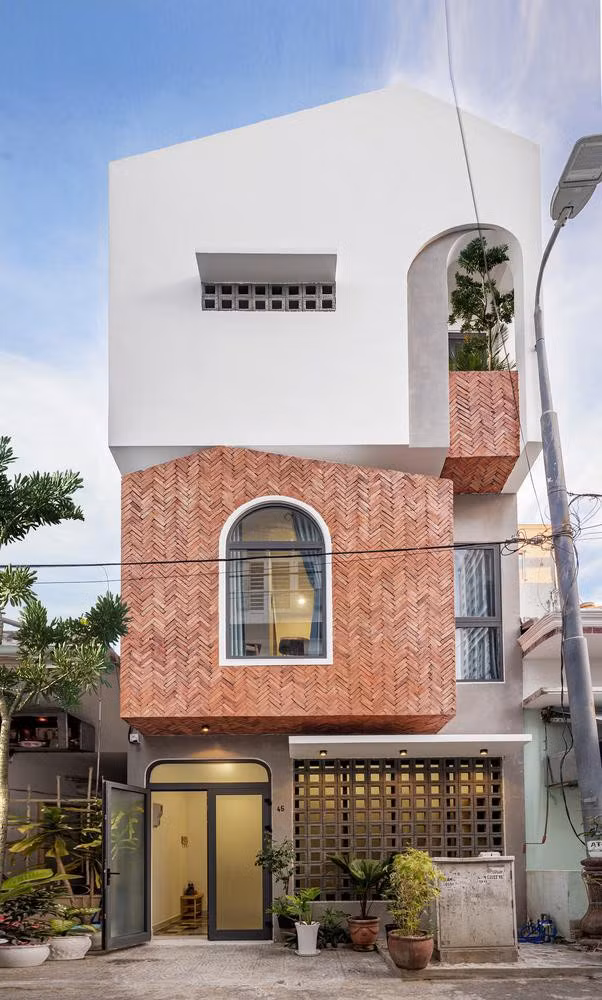 Một thiết kế mặt tiền sử dụng gạch gốm để tạo điểm nhấn đáng để tham khảo khác.