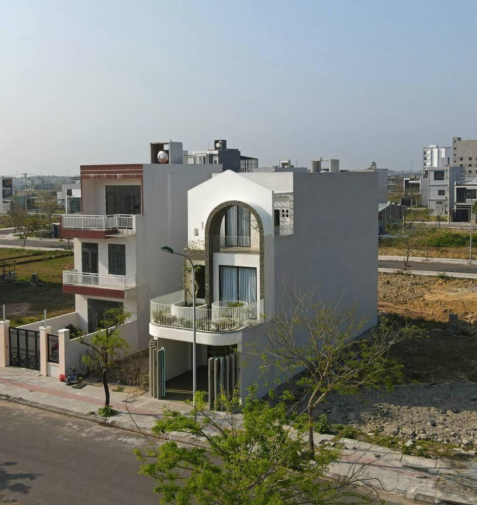 Công trình này ở Hòa Xuân (Đà Nẵng) có mặt tiền tầng 2 và tầng 3 lùi về phía sau để làm khu vườn trên tầng trệt thay vì ở tầng cao nhất của ngôi nhà như thông thường, sử dụng các thanh nan màu trắng tạo sự dịu dàng cho khu vườn kết hợp với phần mái vòm cao ở tầng 2 và 3 khiến cho mặt tiền giống như khu vườn địa đàng trong truyện cổ tích.