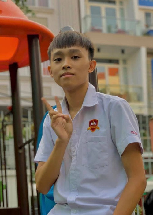 Điểm xét tốt nghiệp THPT của Phương Mỹ Chi được tiết lộ trong khi Hồ Văn Cường từ chối chia sẻ kết quả cụ thể.