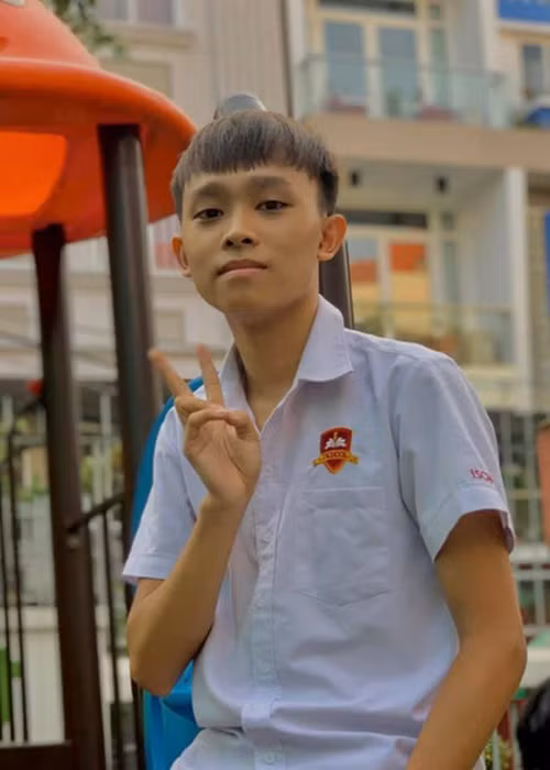 Điểm xét tốt nghiệp THPT của Phương Mỹ Chi được tiết lộ trong khi Hồ Văn Cường từ chối chia sẻ kết quả cụ thể.