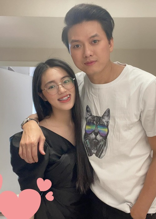 Ngoài Hồ Văn Cường, Phương Mỹ Chi, vợ Quách Ngọc Tuyên cũng thi tốt nghiệp THPT cách đây không lâu. Mới đây, Quách Ngọc Tuyên khoe bà xã vượt qua kỳ thi tốt nghiệp THPT. “Sắp tốn quà vì bạn ấy đã có kết quả điểm thi rồi. Tôi nên vui hay buồn đây", anh viết.