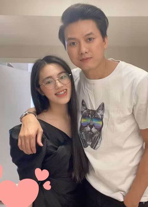 Ngoài Hồ Văn Cường, Phương Mỹ Chi, vợ Quách Ngọc Tuyên cũng thi tốt nghiệp THPT cách đây không lâu. Mới đây, Quách Ngọc Tuyên khoe bà xã vượt qua kỳ thi tốt nghiệp THPT. “Sắp tốn quà vì bạn ấy đã có kết quả điểm thi rồi. Tôi nên vui hay buồn đây", anh viết.