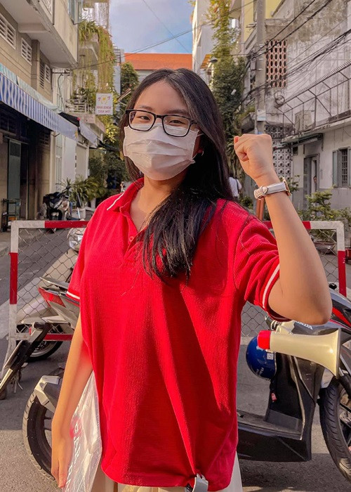 Phương Mỹ Chi chia sẻ thêm: "Khi biết điểm thi, Chi chỉ muốn chạy lên hành lang, đeo khẩu trang và hét thật to vì vui sướng".