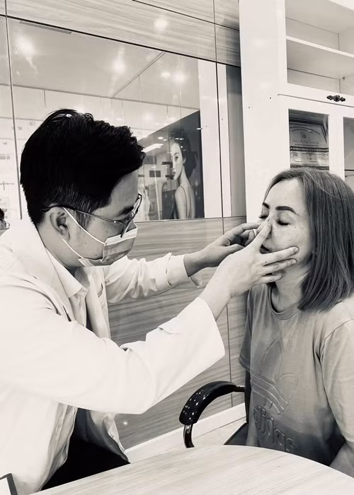 Nữ diễn viên đã đi chữa trị mũi sau vụ bị hành hung.