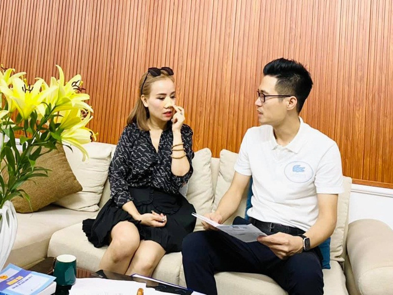 Về vụ bị chồng cũ hành hung, Hoàng Yến nhờ luật sư vào cuộc. Theo Đất Việt, công an quận Tây Hồ đã tiếp nhận đơn Hoàng Yến tố chồng cũ về hành vi cố ý gây thương tích, đe dọa giết người, vu khống. Phía nữ diễn viên đề nghị cơ quan chức năng khởi tố vụ án hình sự, khởi tố bị can sau khi trưng cầu giám định thương tích.