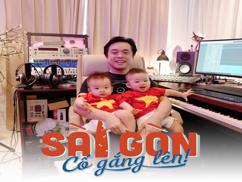 Mùa dịch, cuộc sống của nhạc sĩ Dương Khắc Linh chủ yếu xoay quanh bà xã và hai con trai. Nam nhạc sĩ cho biết, anh vừa trông các con vừa sáng tác ca khúc mới cổ vũ Sài Gòn.