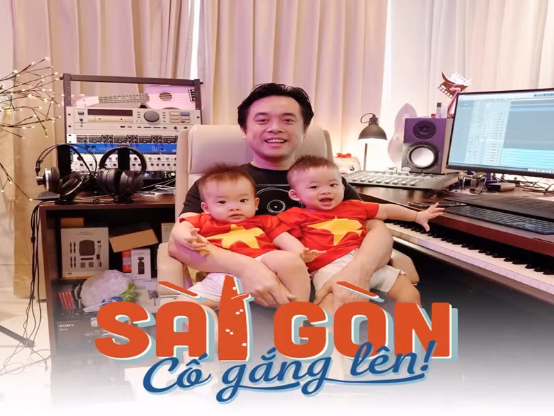 Mùa dịch, cuộc sống của nhạc sĩ Dương Khắc Linh chủ yếu xoay quanh bà xã và hai con trai. Nam nhạc sĩ cho biết, anh vừa trông các con vừa sáng tác ca khúc mới cổ vũ Sài Gòn.