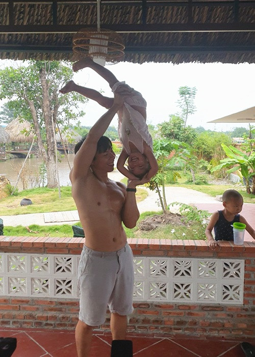 Quốc Nghiệp cùng vợ và các con ở nhà vườn của một người anh tránh dịch. Ở nhà, anh duy trì lịch tập mỗi ngày cùng hai con. “Việc tập phải duy trì đều đặn kết hợp uống vitamin để giữ gìn sức khỏe, sức đề kháng”, anh chia sẻ trên Vietnamnet.