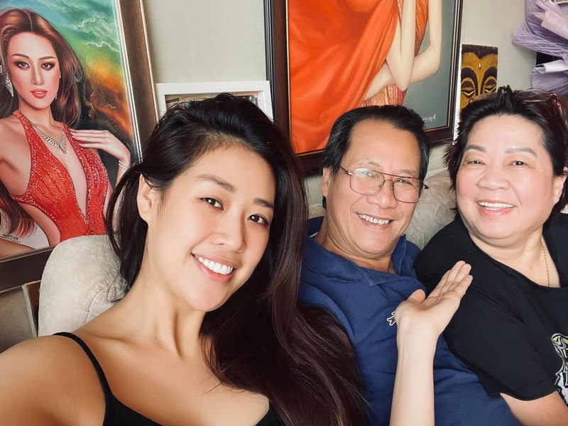 Khánh Vân tận dụng thời gian mùa dịch để bên cạnh ba mẹ. “Đôi khi chỉ đơn giản là ngồi trò chuyện cùng ba mẹ, cùng mẹ nấu ăn hoặc cùng ba ngồi pha trà, bấy nhiêu thôi Vân cũng thấy ý nghĩa lắm rồi”, nàng hoa hậu chia sẻ.