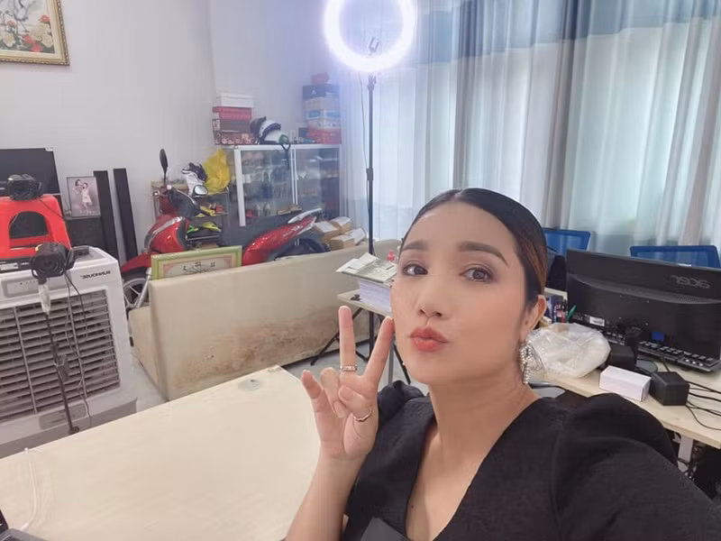 MC Cát Tường chia sẻ, một ngày tại nhà của cô không quá nhàm chán khi tự tạo ra những niềm vui riêng như ngồi thiền, nấu chè. Ngoài ra, nữ MC còn cùng con gái quay clip, bán hàng online tại nhà.