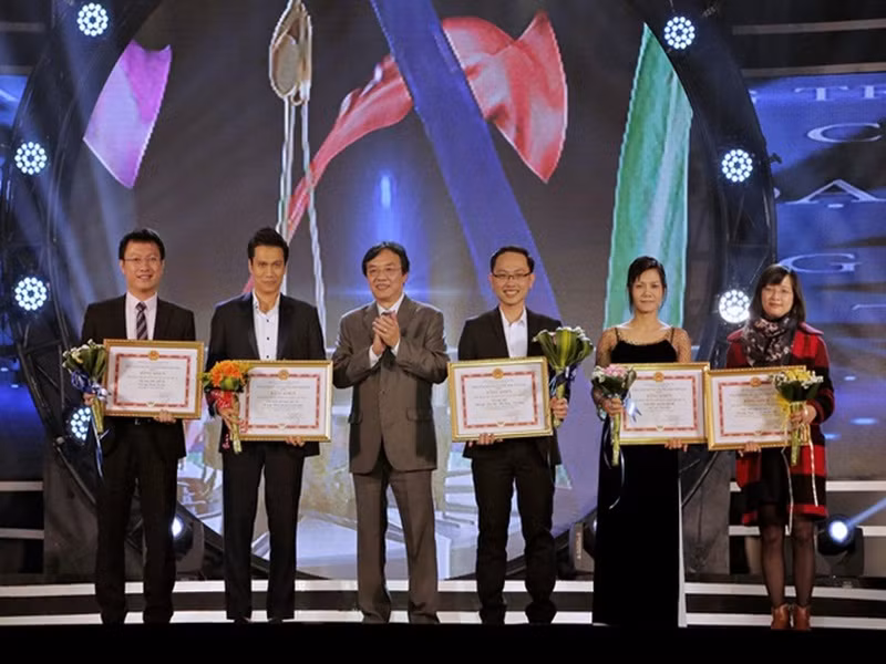 Năm 2015, Việt Anh đóng vai chính diện khi vào vai Thành - một cán bộ kiểm lâm mẫn cán trong phim “Khi đàn chim trở về”. Vai diễn giúp anh giành được nhiều giải thưởng như Nam diễn viên chính phim truyền hình tại Cánh diều vàng, Diễn viên nam xuất sắc tại Liên hoan phim toàn quốc lần thứ 35. Ảnh: Zing