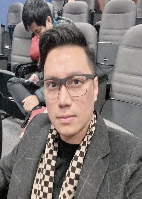 Việt Anh tốt nghiệp Đại học Kinh tế Quốc dân nhưng sau đó theo học khóa đầu tiên lớp đào tạo Diễn viên truyền hình do VFC tổ chức. Tháng 1/2021, anh tốt nghiệp chuyên ngành Đạo diễn Điện ảnh - Truyền hình tại trường Đại học Sân khấu Điện ảnh Hà Nội.