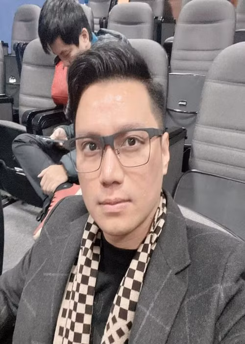 Việt Anh tốt nghiệp Đại học Kinh tế Quốc dân nhưng sau đó theo học khóa đầu tiên lớp đào tạo Diễn viên truyền hình do VFC tổ chức. Tháng 1/2021, anh tốt nghiệp chuyên ngành Đạo diễn Điện ảnh - Truyền hình tại trường Đại học Sân khấu Điện ảnh Hà Nội.