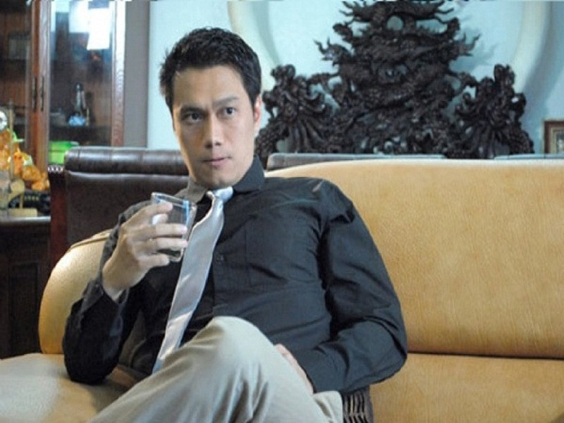 Việt Anh bắt đầu được chú ý khi đóng phim “Chạy án” năm 2006. Trong phim, anh vào vai Cao Thanh Lâm được nuông chiều, bao bọc trong gia đình giàu có rồi trượt dài theo cám dỗ tiền bạc, quyền lực. Ảnh: Thế giới điện ảnh