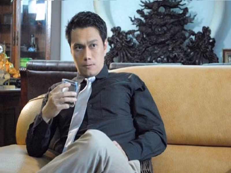 Việt Anh bắt đầu được chú ý khi đóng phim “Chạy án” năm 2006. Trong phim, anh vào vai Cao Thanh Lâm được nuông chiều, bao bọc trong gia đình giàu có rồi trượt dài theo cám dỗ tiền bạc, quyền lực. Ảnh: Thế giới điện ảnh