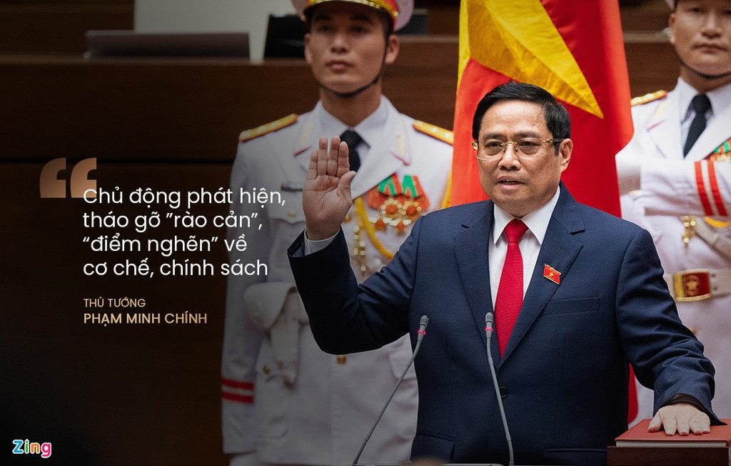 Người đứng đầu Chính phủ cam kết chủ động phát hiện, tháo gỡ theo thẩm quyền những ”rào cản”, “điểm nghẽn” về cơ chế, chính sách làm trì trệ các hoạt động của nền kinh tế. Cùng với đó, cơ cấu lại nền kinh tế gắn với đổi mới mô hình tăng trưởng; nâng cao khả năng thích ứng và sức chống chịu của nền kinh tế;
