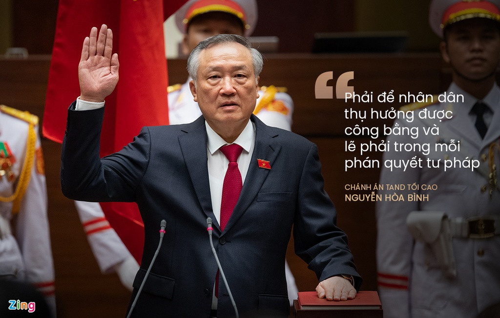 Nêu rõ sẽ tuân thủ sự lãnh đạo của Đảng; nghiêm chỉnh chấp hành Hiến pháp, pháp luật; thực hiện đầy đủ các nguyên tắc tư pháp tiên tiến, ông Nguyễn Hòa Bình hướng tới mục tiêu để nền tư pháp nước nhà ngày càng phát triển, để nhân dân cảm nhận và thụ hưởng được công bằng và lẽ phải, nghiêm minh và nhân văn trong mỗi phán quyết tư pháp.