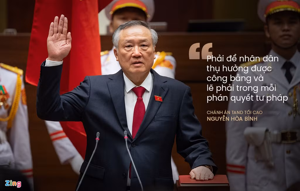 Nêu rõ sẽ tuân thủ sự lãnh đạo của Đảng; nghiêm chỉnh chấp hành Hiến pháp, pháp luật; thực hiện đầy đủ các nguyên tắc tư pháp tiên tiến, ông Nguyễn Hòa Bình hướng tới mục tiêu để nền tư pháp nước nhà ngày càng phát triển, để nhân dân cảm nhận và thụ hưởng được công bằng và lẽ phải, nghiêm minh và nhân văn trong mỗi phán quyết tư pháp.