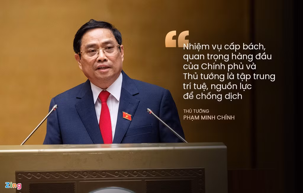 Là Thủ tướng thứ 10 trong lịch sử kể từ năm 1945 đến nay, ông Phạm Minh Chính khi tái đắc cử đã đưa ra nhiều cam kết trong bài phát biểu nhậm chức dài 12 phút. Trong bối cảnh hiện nay, người đứng đầu Chính phủ khẳng định nhiệm vụ cấp bách, quan trọng hàng đầu của Chính phủ và Thủ tướng là tập trung trí tuệ, nguồn lực cùng với các biện pháp linh hoạt, sáng tạo, nhất là chiến lược vaccine để chống dịch thành công. "Đảng, Nhà nước thấu hiểu, chia sẻ với nhân dân những khó khăn, vất vả cả về tinh thần và vật chất khi phải tiến hành phong tỏa, cách ly”, Thủ tướng chia sẻ.