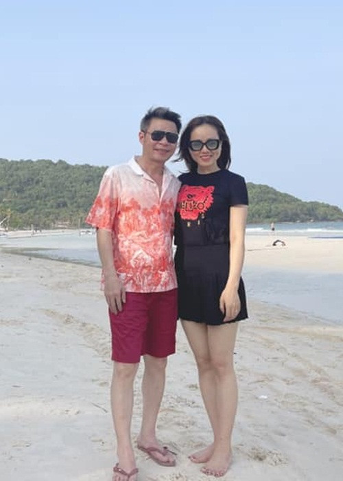 Công Lý và Ngọc Hà không ít lần trêu chọc nhau trên mạng xã hội. Có lần, nam nghệ sĩ than thở ăn salad nhưng thực tế được bà xã liên tục cho ăn món bổ dưỡng. Trong khi đó, khi khoe chồng làm việc nhà, Ngọc Hà hài hước cho biết, sẽ thưởng cho chồng món ngô luộc.