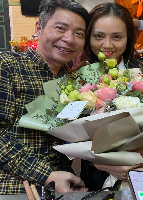 Bà xã của Công Lý thường xuyên chia sẻ các dự án nghệ thuật của chồng. Gần đây, cô ủng hộ phim "Hương vị tình thân" và "Hướng dương ngược nắng" có Công Lý tham gia diễn xuất.