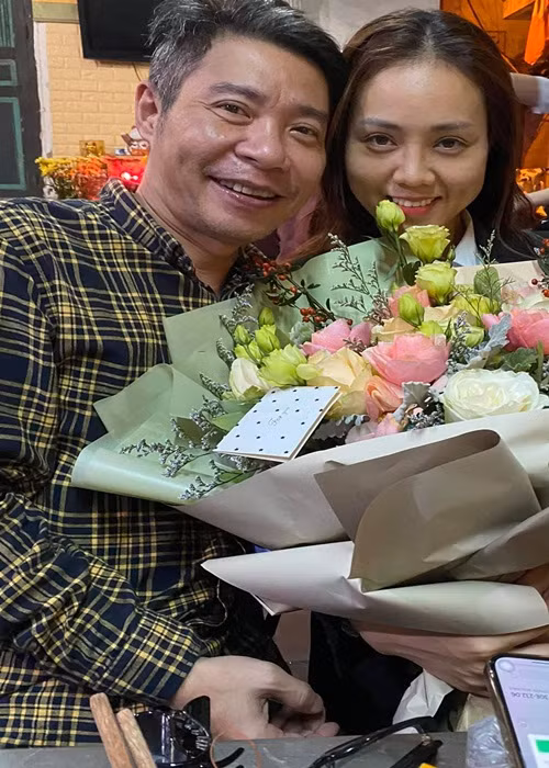 Bà xã của Công Lý thường xuyên chia sẻ các dự án nghệ thuật của chồng. Gần đây, cô ủng hộ phim "Hương vị tình thân" và "Hướng dương ngược nắng" có Công Lý tham gia diễn xuất.