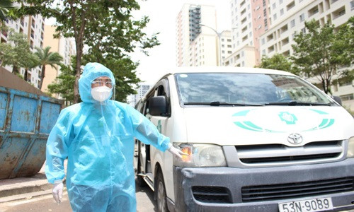 Cuoc chien can nao sau vo lang cua tai xe van chuyen benh nhan COVID-19