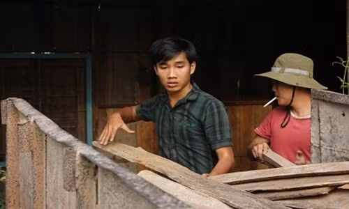 Dao dien phim “Vi” bi cam vi canh khoa than 30 phut la ai?-Hinh-3