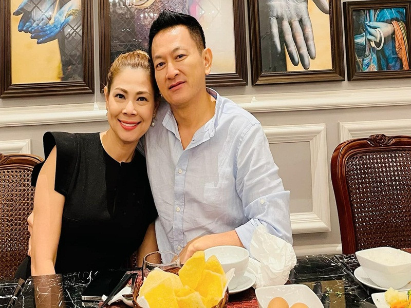 Thanh Thảo cho biết, rất nhiều lần cô nhận được giá trị hạnh phúc từ những điều nhỏ nhặt chồng làm thường ngày, những chuyến đi du lịch xa cùng nhau, những món quà kỷ niệm mỗi tháng.