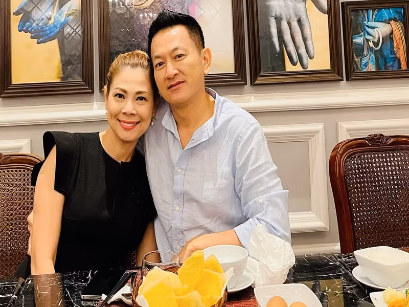 Thanh Thảo cho biết, rất nhiều lần cô nhận được giá trị hạnh phúc từ những điều nhỏ nhặt chồng làm thường ngày, những chuyến đi du lịch xa cùng nhau, những món quà kỷ niệm mỗi tháng.